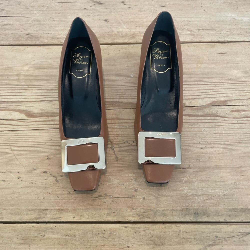 Roger Vivier classic gold buckle heel in size 37 NWOT - Picture 2 of 7